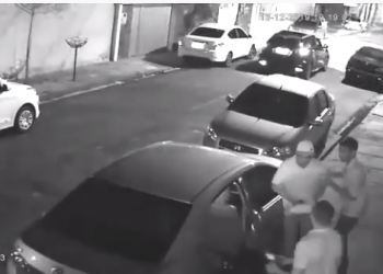 Vídeo: dupla rouba carro e leva motorista como refém na zona Norte de Teresina